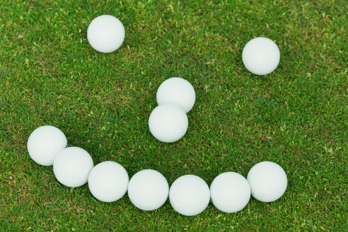 golfbälle bilden ein gesicht